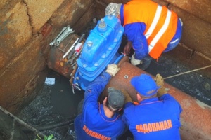 «Водоканал» устанавливает новые задвижки на водоводах Калини...