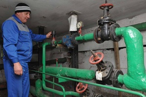 Целостность трубопроводной арматуры на объектах ЖКХ проверяю...